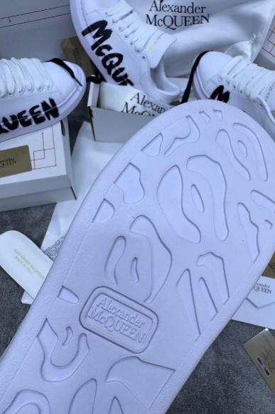 Alexander Mcqueen (blancas con letras)