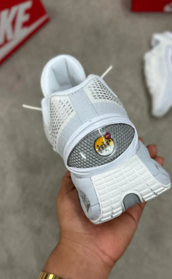 Nike Air Max DN (blancas)