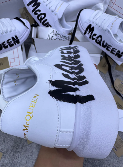 Alexander Mcqueen (blancas con letras)